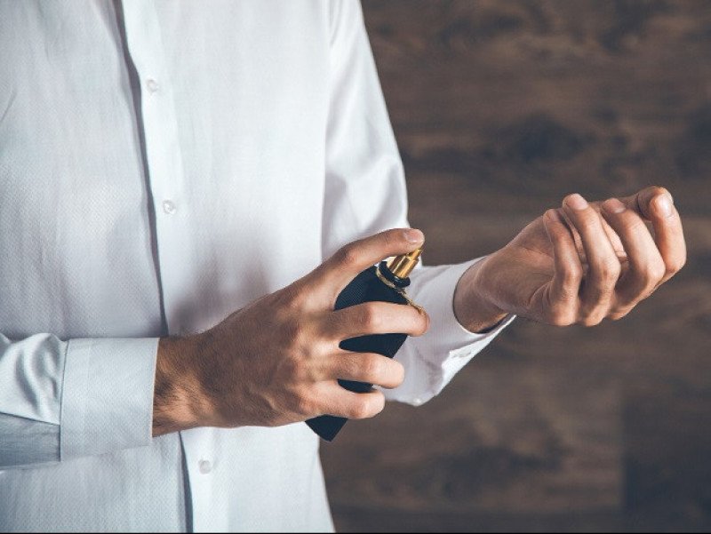 MENGAPA HARUS MEMAKAI PARFUM ?